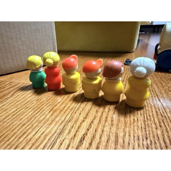 Vintage Fisher Price LITTLE PEOPLE Lot Of 6 Figures Wooden Bodies Grandma Mom - Picture 2 of 2